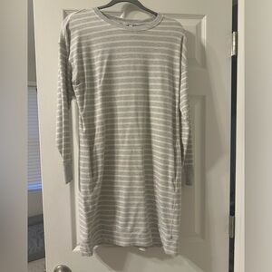 Vineyard Vines long sleeve light  material dress